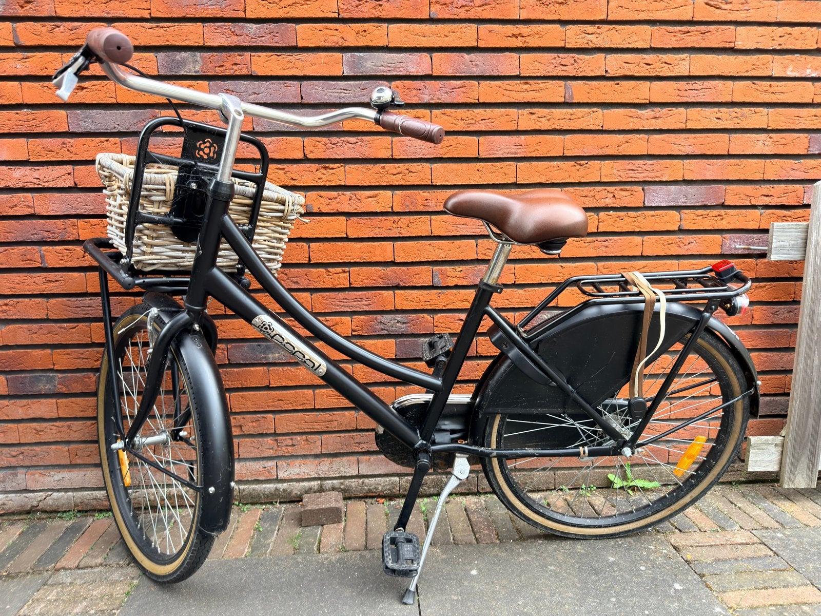 Zwarte transportfiets met mand en bagagedrager, Ophalen, Gebruikt, Terugtraprem, 20 inch of meer