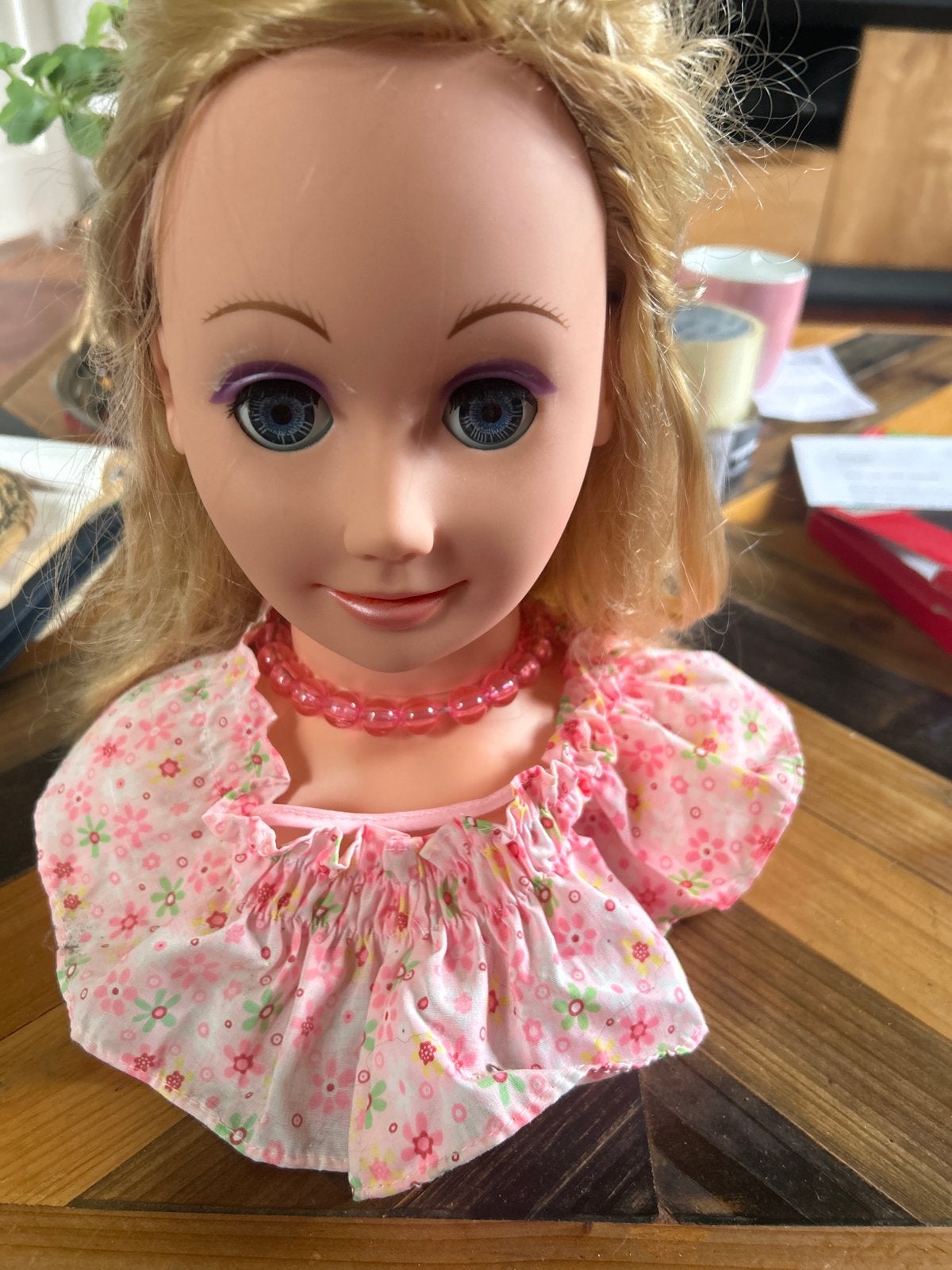 Pophoofd speelgoed met blond haar en roze jurkje, Ophalen of Verzenden, Gebruikt, Overige typen