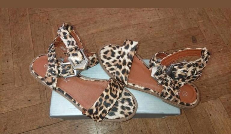 Nieuwe sandalen met luipaardprint in doos. Mt 36, Bruin, Nieuw, Onbekend, Sandalen of Muiltjes