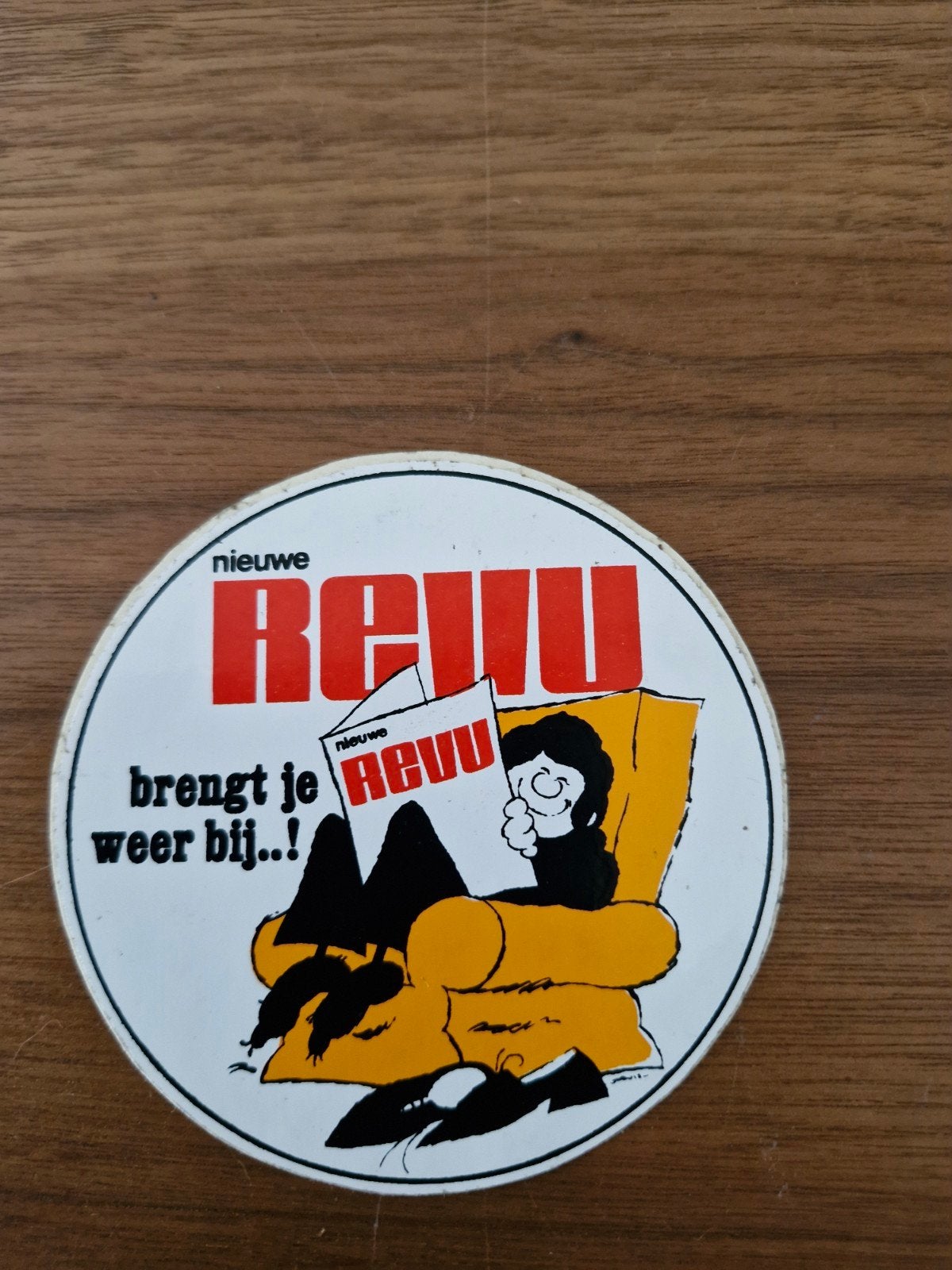 9270 Vintage Nieuwe Revu sticker - brengt je weer bij!, Verzamelen, Ophalen of Verzenden, Gebruikt, Film, Tv of Omroep