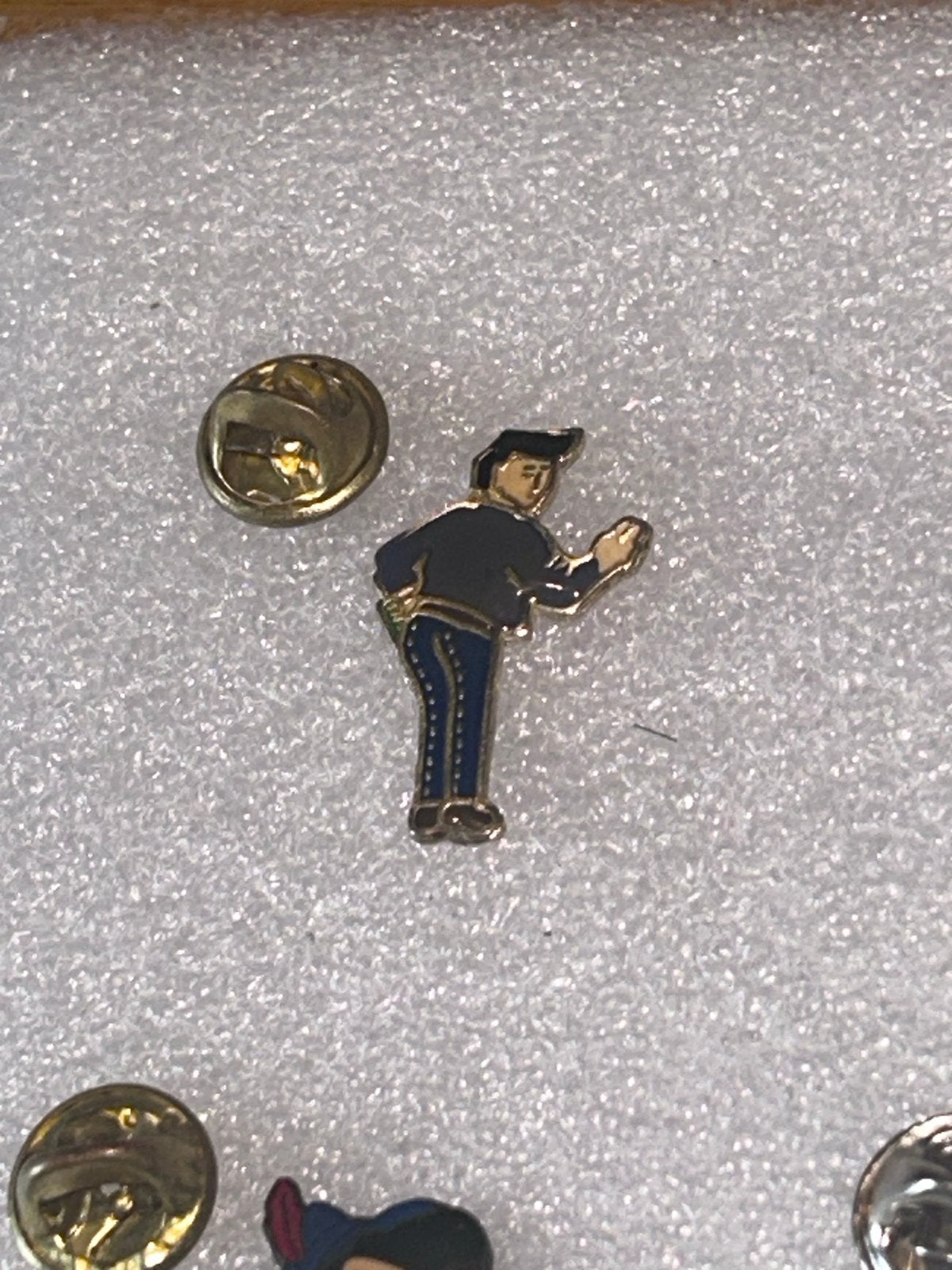 Vintage pin elvis, Ophalen of Verzenden, Gebruikt, Figuurtje, Speldje of Pin