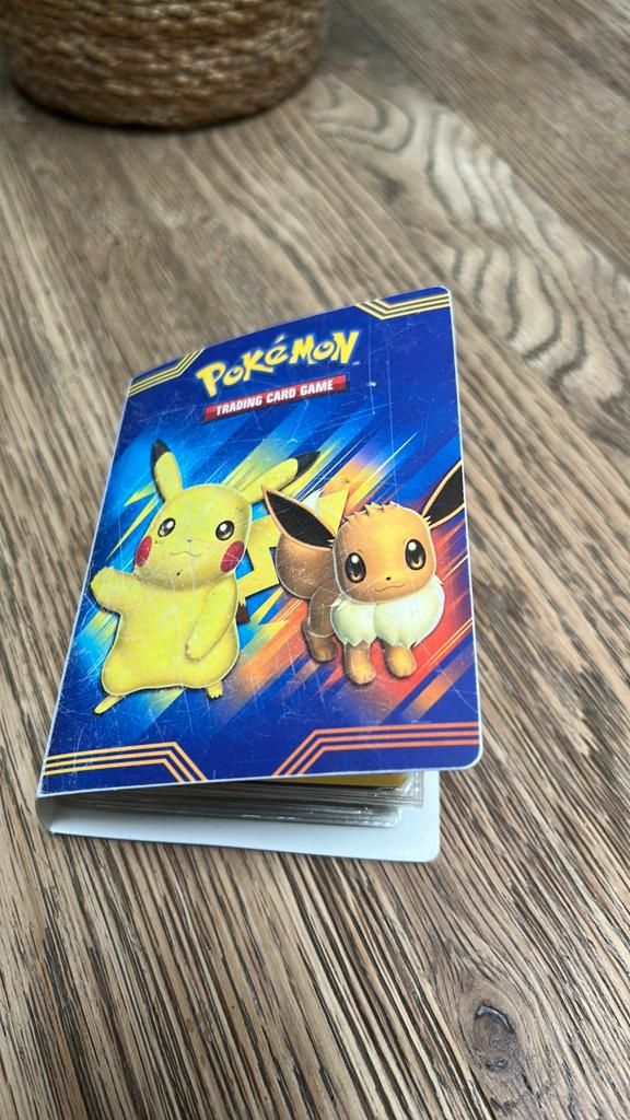 Pokemon boek met kaarten en munten er in, Ophalen of Verzenden, Zo goed als nieuw