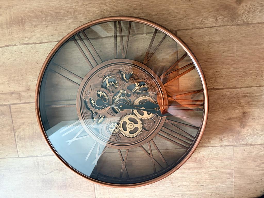 Grote brons kleurige wandklok met zichtbaar uurwerk, Ophalen of Verzenden