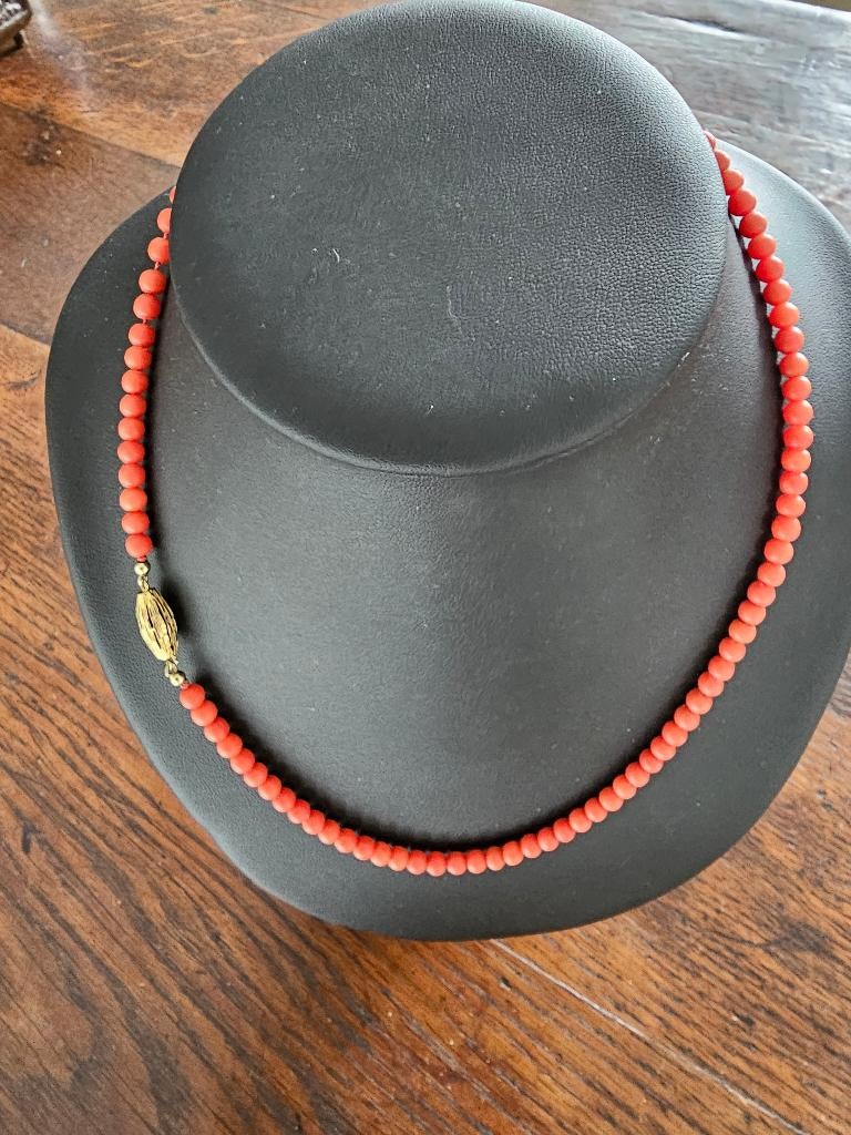 Bloedkoralen collier, Ophalen of Verzenden, Zo goed als nieuw, Steen of Mineraal, Met edelsteen