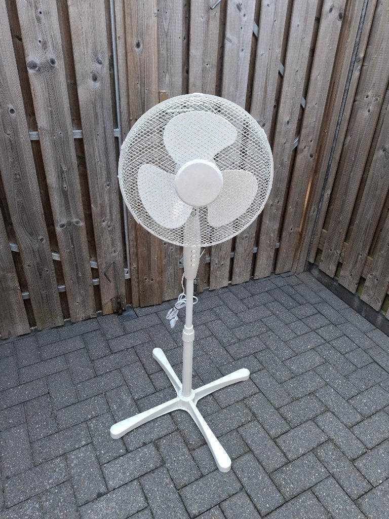 Staande Ventilator met 3 standen - Hoogte verstelbaar !, Witgoed en Apparatuur, Ventilatoren, Ophalen, Nieuw, Statiefventilator