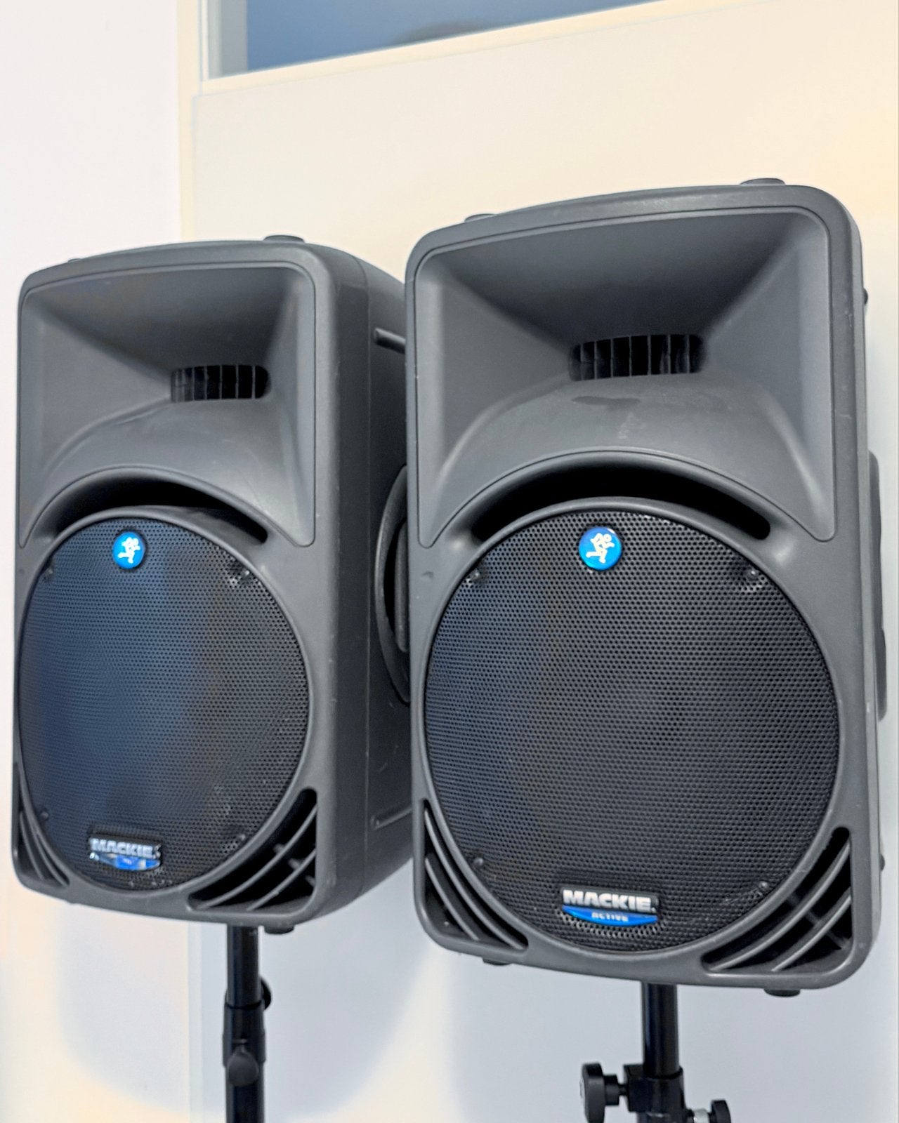 Mackie SRM450 900Watt muziek / 450Watt RMS BiAmp SPL 127db, Vloerstaande luidspreker, Gebruikt, Inclusief kabels, Ophalen