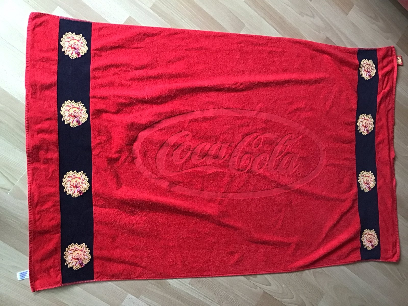 Coca Cola strandlaken rood met zwarte rand 90x140 cm, Ophalen of Verzenden, Zo goed als nieuw, Rood, Handdoek