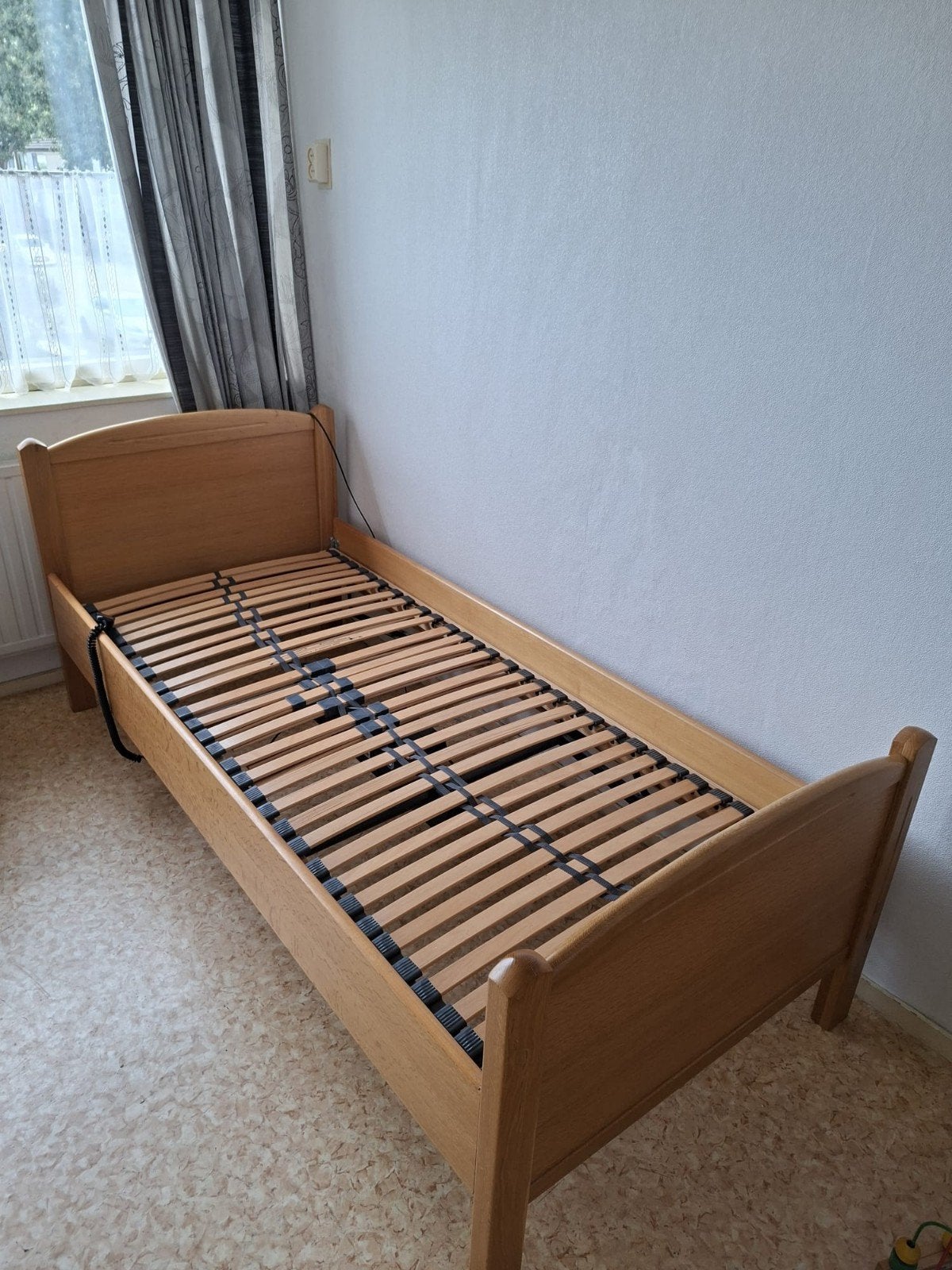 Elektrisch verstelbaar eenpersoonsbed met lattenbodem, Ophalen, 90 cm, 200 cm, Hout