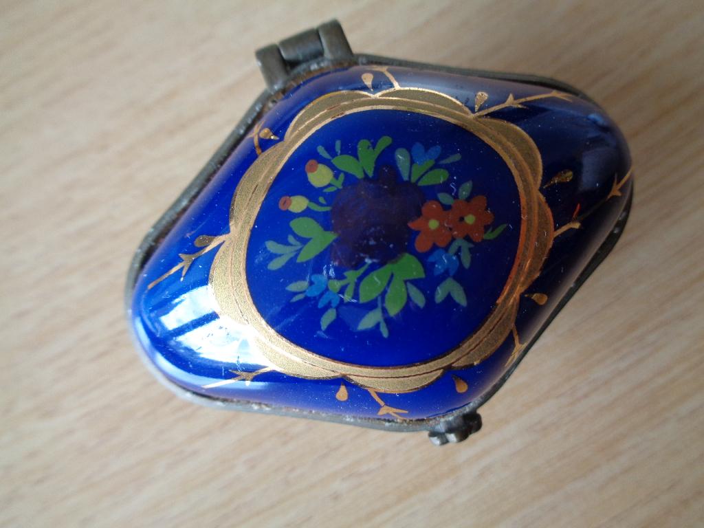 vintage PILLENDOOSJE BLOEMMOTIEF BLAUW met GOUDKLEURIG, Ophalen of Verzenden
