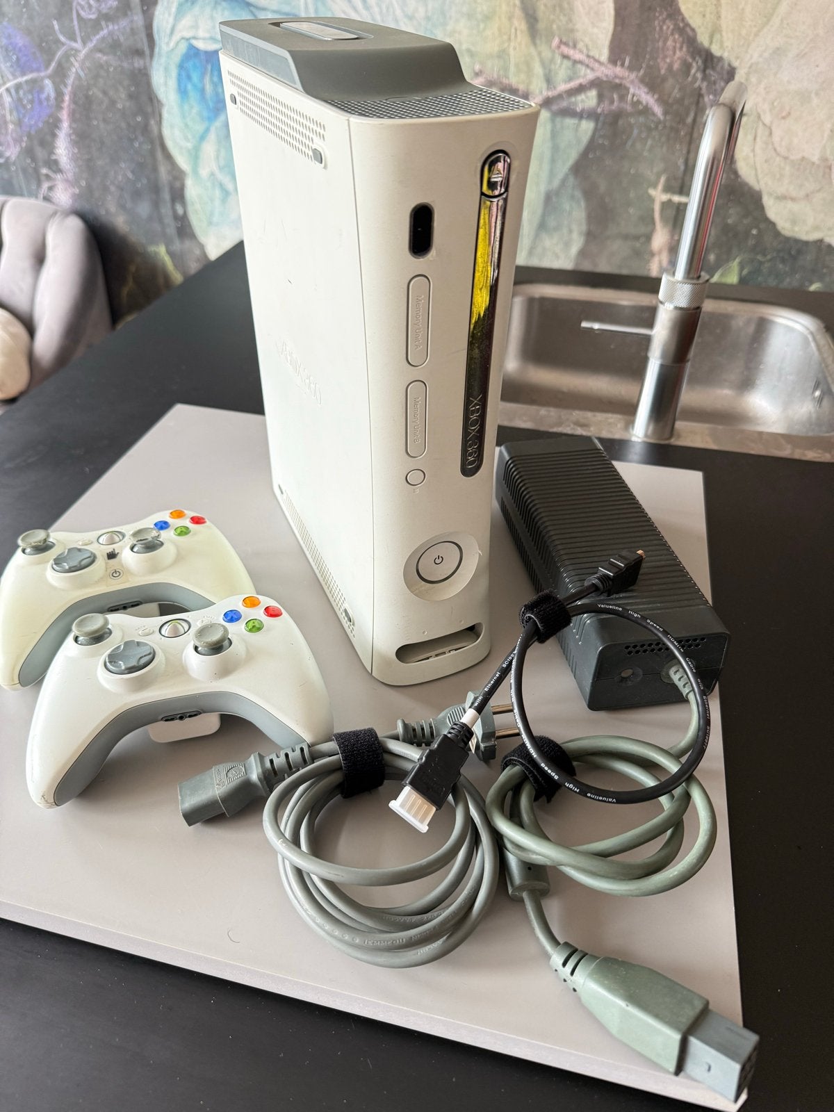 Xbox360 60GB console met 2 controllers spellen en HDMI kabel, 2 spelers, Ophalen of Verzenden, Gebruikt, Vanaf 3 jaar