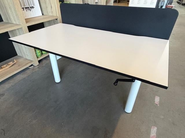 Foto 8 van Gispen TM Duo-bureau met slinger , verdeler, kabelgoot, 20st