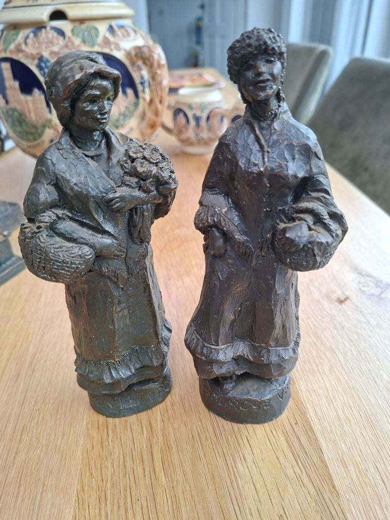2 contente vrouwen van steen gemaakt., Ophalen of Verzenden