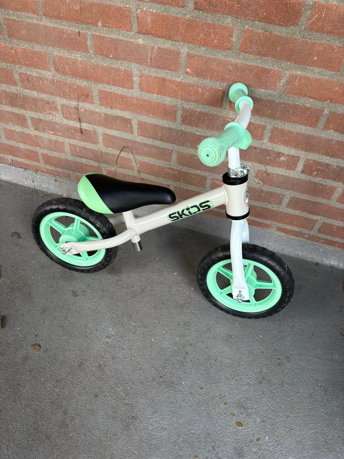 SKIDS loopfiets - Ideaal voor jonge beginners, Fietsen en Brommers, Fietsen | Kinderfietsjes, Ophalen, Gebruikt, Minder dan 16 inch