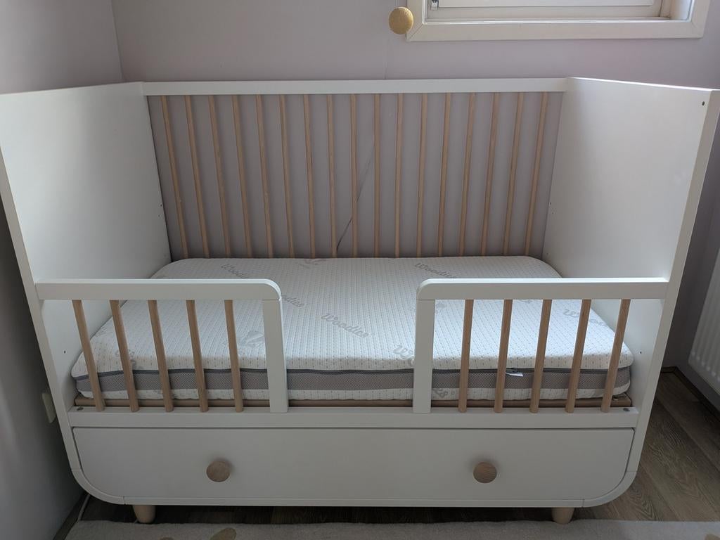 MYLLRA baby crib (60x120) + Woodies premium mattress, Kinderen en Baby's, Babywiegjes en Ledikanten, Ophalen, Zo goed als nieuw