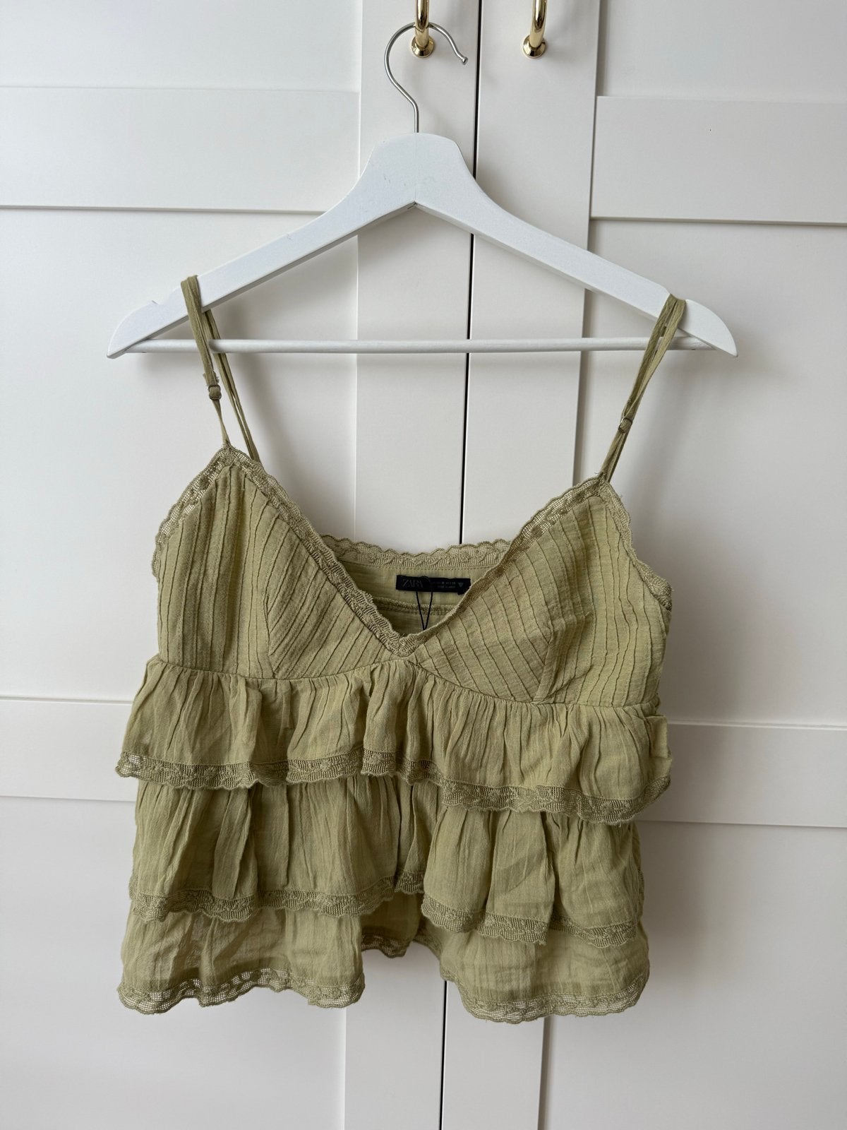Zara Hempje met ruches en kant, Kleding | Dames, Tops, Maat 38/40 (M), Ophalen of Verzenden, Zo goed als nieuw, Zonder mouw