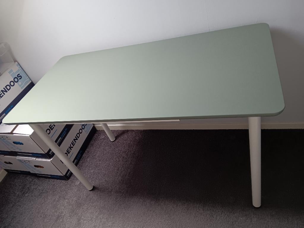 Bureau (Ikea). Groen blad, witte poten. 120x60x74cm, Ophalen, Groen, 120 cm, Scandinavisch