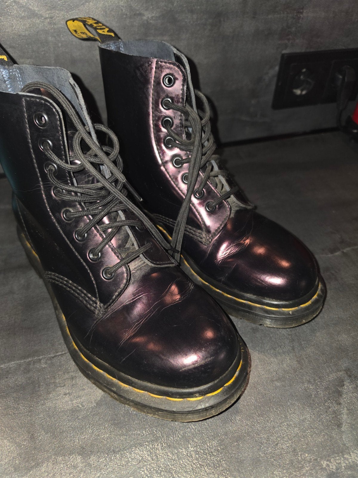 Dr. Martens Vegan Metallic Donkerrode laars 41, Lage of Enkellaarzen, Ophalen of Verzenden, Dr. Martens, Gedragen