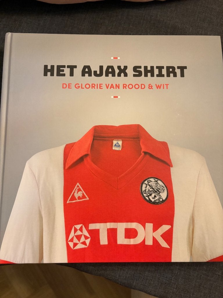Boek - Het Ajax Shirt, de glorie van rood & wit, Ophalen of Verzenden, Nieuw, Balsport