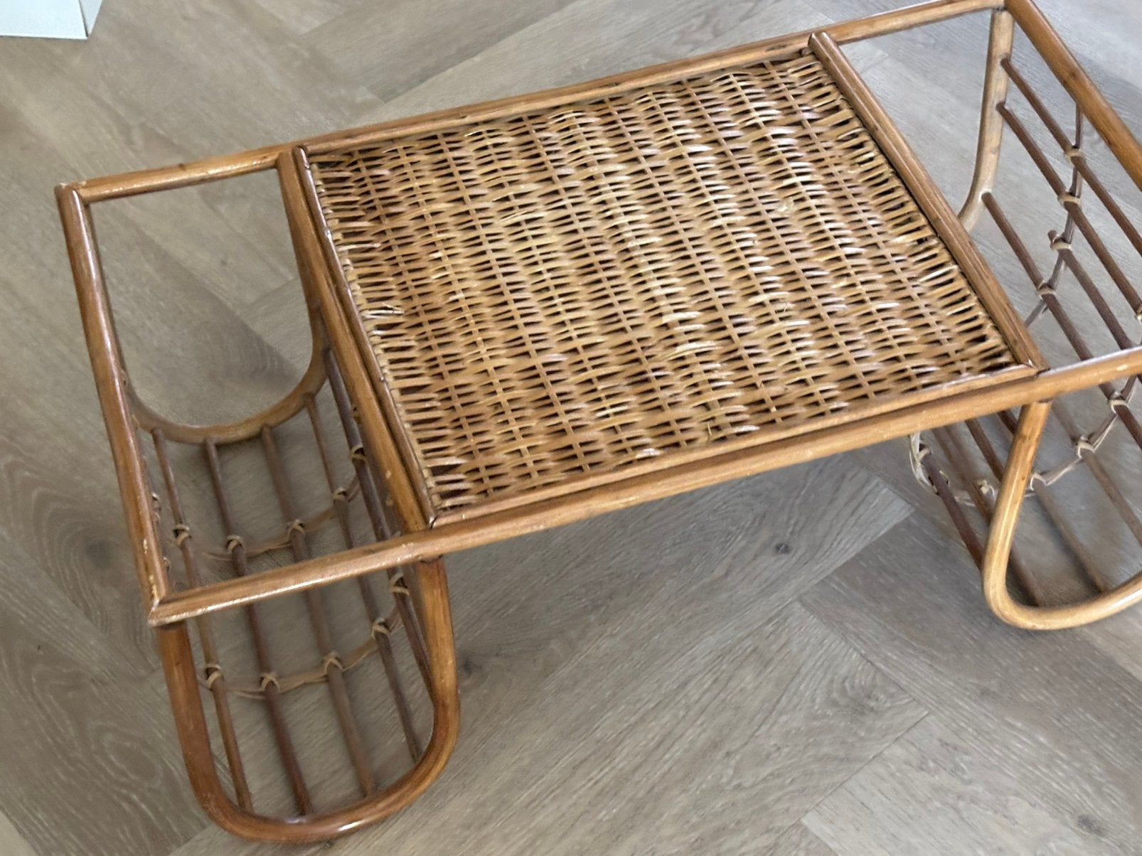 Vintage Rohe Noordwolde rieten bedtafel, Huis en Inrichting, Tafels | Bijzettafels, Minder dan 55 cm, Zo goed als nieuw, Rechthoekig