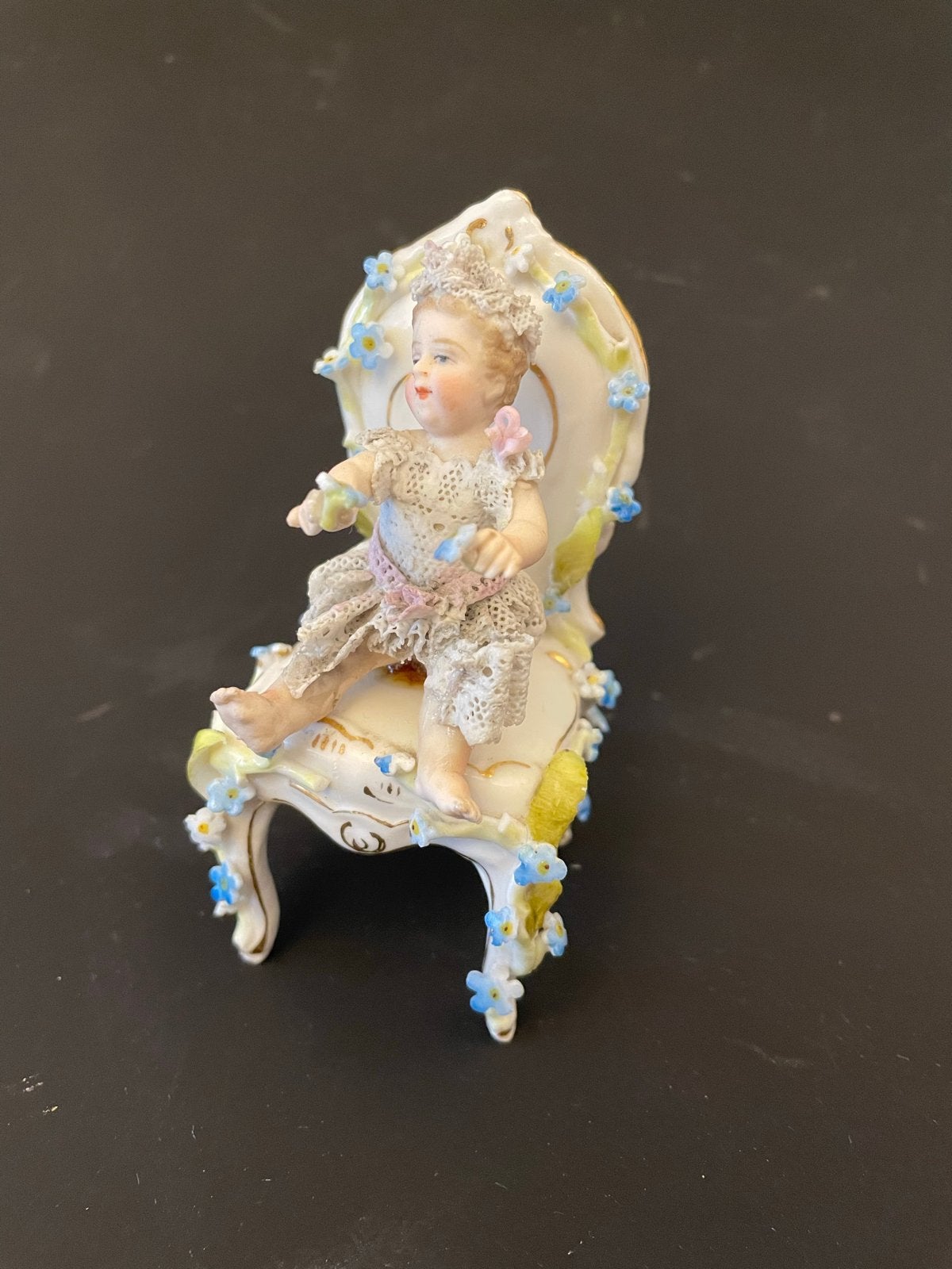 Meissen Porseleinen Beeldje: Meisje in Rococo Fauteuil, Ophalen of Verzenden