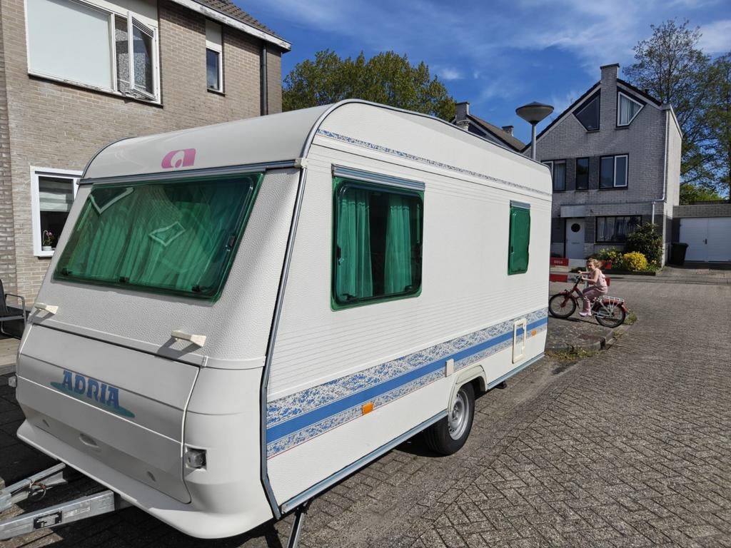 Leuke Adria unica 390db met stapelbed., Caravans en Kamperen, Caravans, Particulier, tot en met 4, 500 - 750 kg, Treinzit, Adria