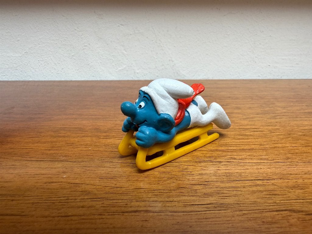 Sleerijder Smurf (Supersmurf) – Donkergele Slee, Verzamelen, Smurfen, Ophalen of Verzenden, Gebruikt, Overige Smurfen, Poppetje, Figuurtje of Knuffel
