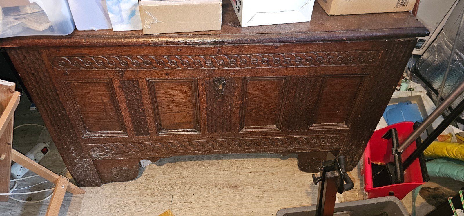 zware gebouwd houten kist, Ophalen