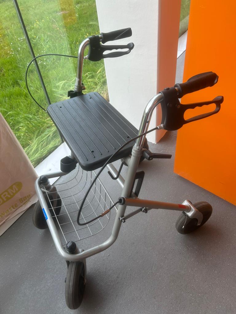 Rollator met dienblad, Ophalen of Verzenden, Zo goed als nieuw