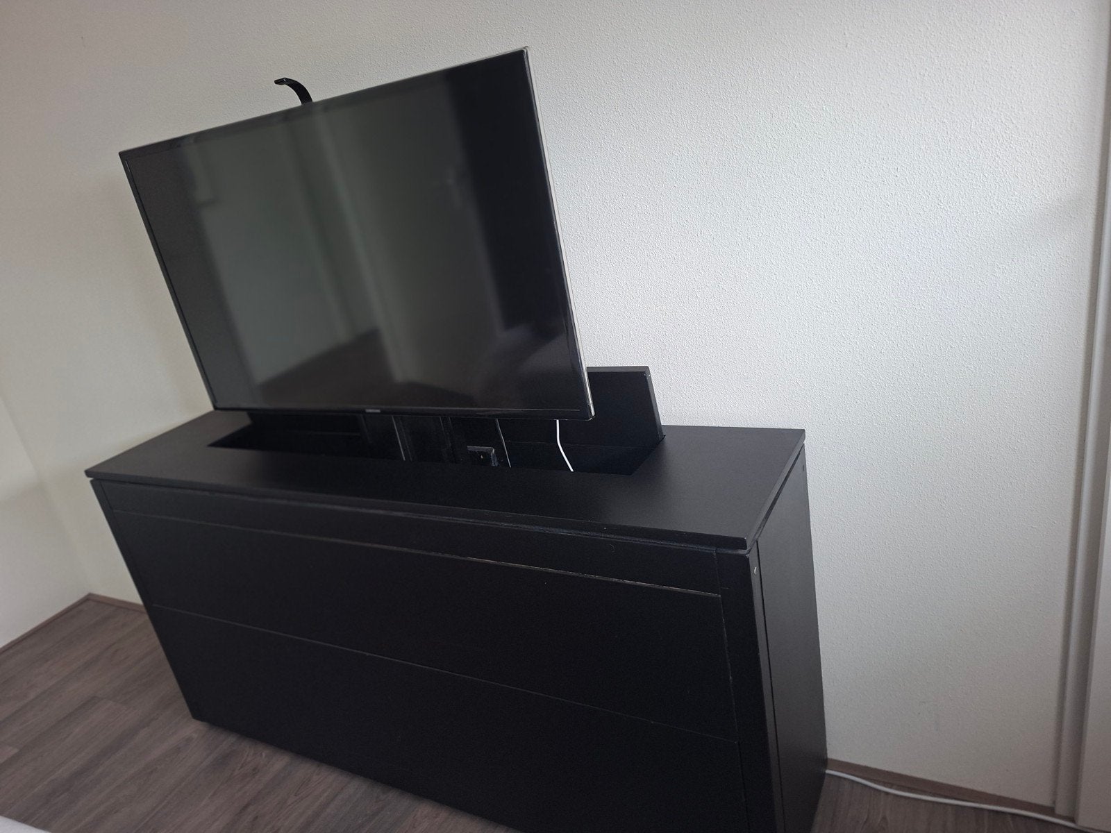 TV lift inclusief televisie, Huis en Inrichting, Kasten | Televisiemeubels, Ophalen, Gebruikt, 100 tot 150 cm, Minder dan 100 cm