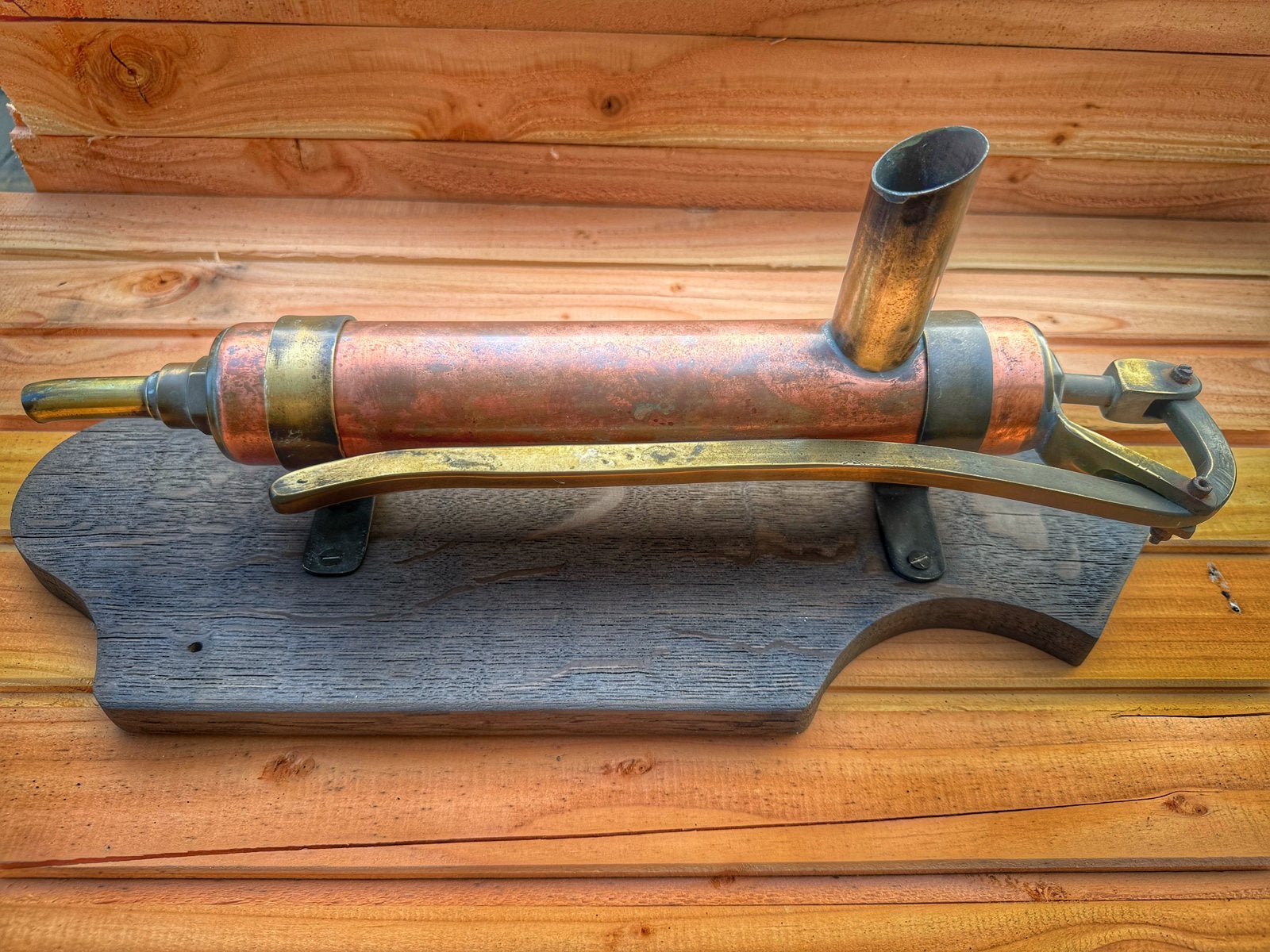 Oude koperen vetspuit op houten plank – decoratie, Tuin en Terras, Ophalen of Verzenden, Gebruikt, Handmatig, Overige typen
