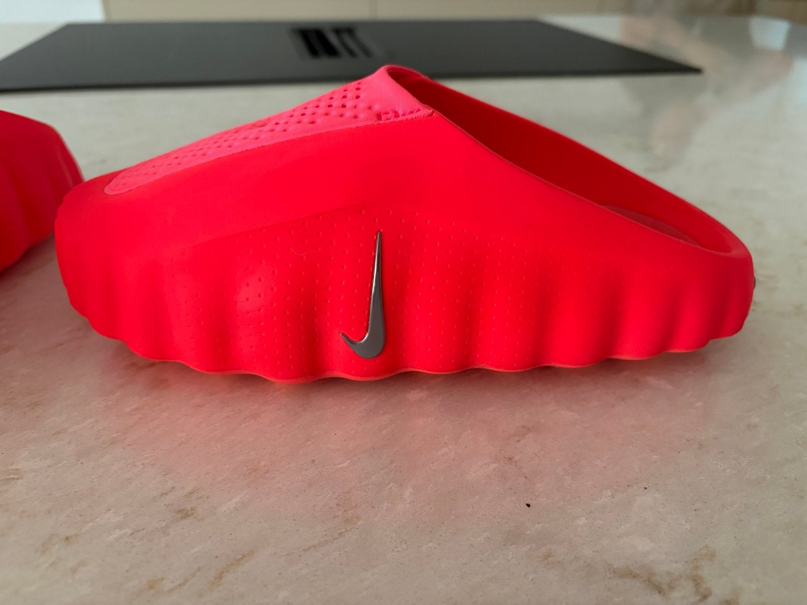 Nike Mind 001 Solar Red Maat 39 Dames, Ophalen of Verzenden, Zo goed als nieuw, Rood, Slippers