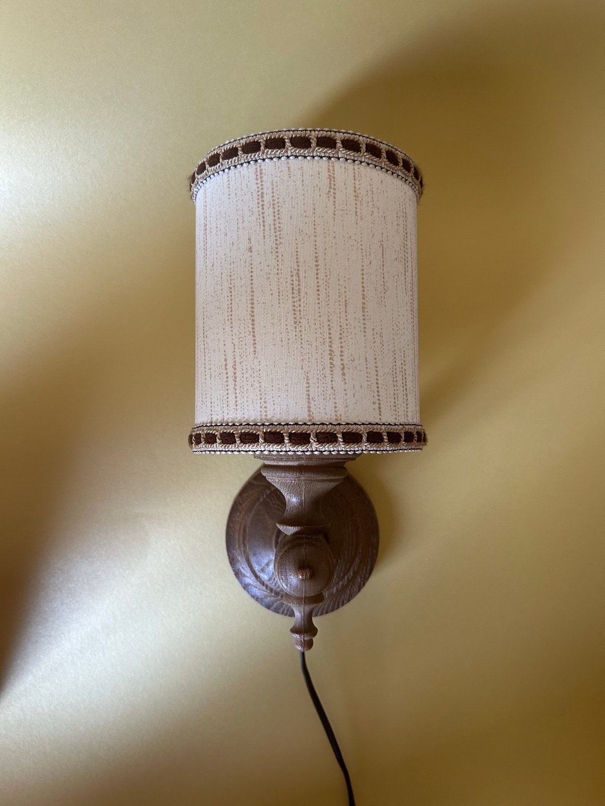 Vintage wandlampje van kunststof houtstijl met stoffen kap, Kunststof, Bruin, Zo goed als nieuw, Wandlamp