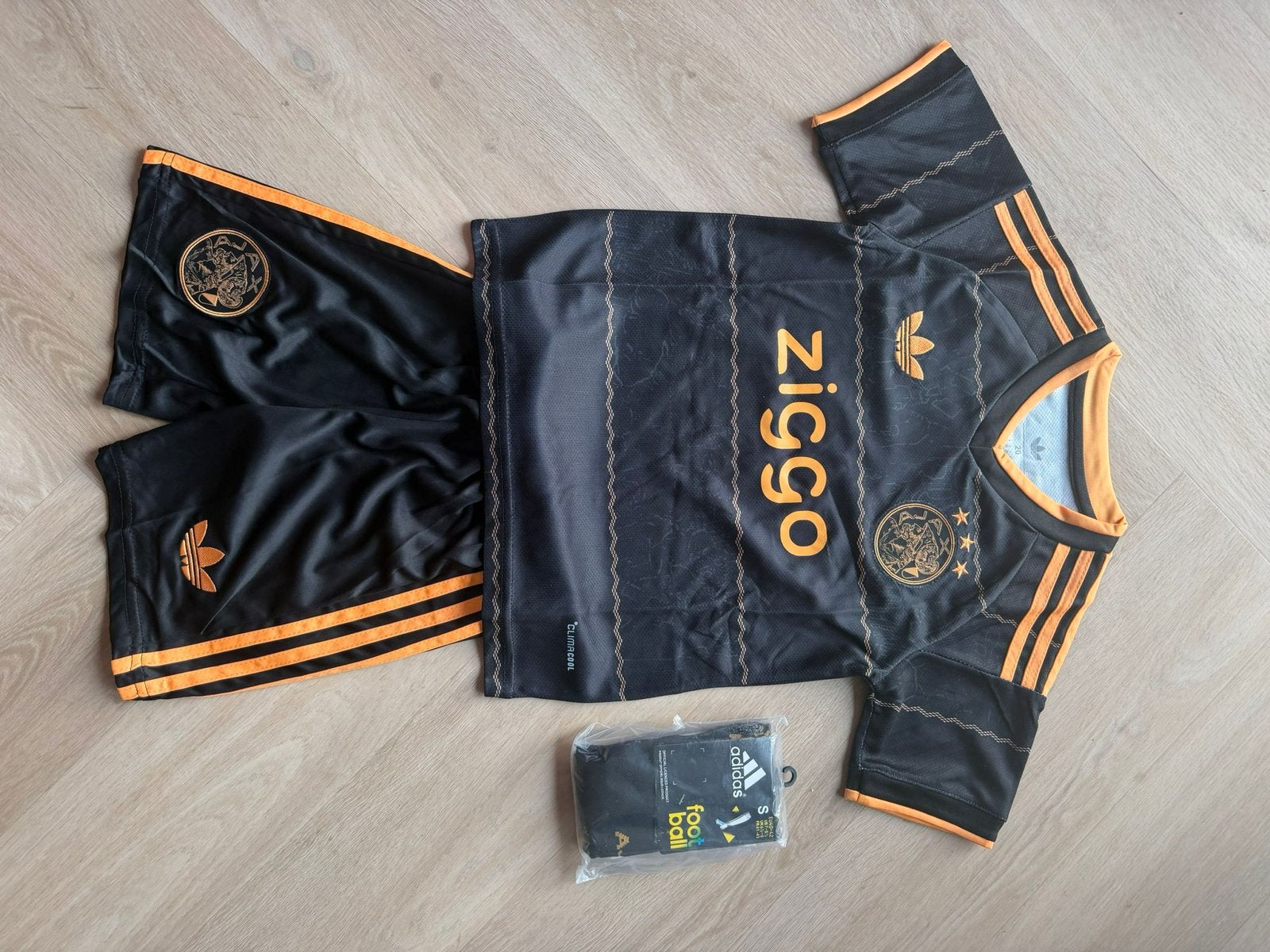 Nieuw voetbaltenue Ajax uit tenue seizoen 26/27, Sport en Fitness, Voetbal, Maat XS of kleiner, Ophalen of Verzenden, Nieuw, Set