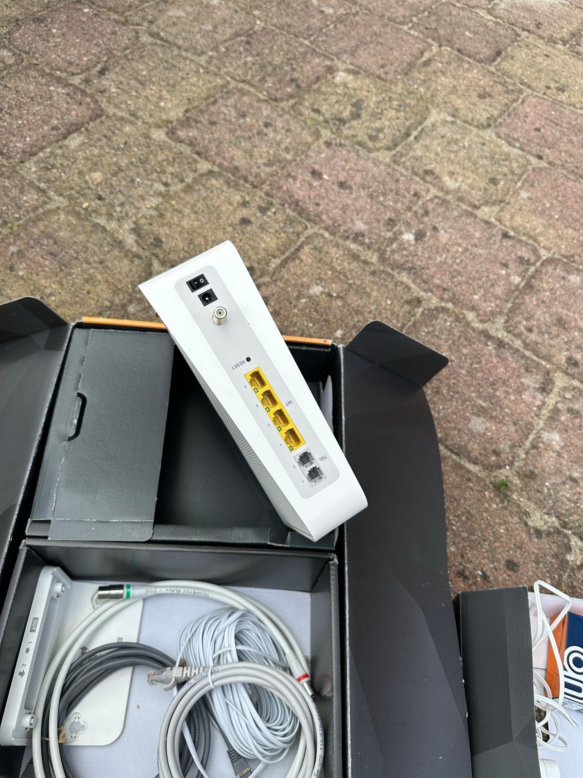 Ziggo Connectbox Router met modem en kabels, Ophalen, Zo goed als nieuw, Router met modem
