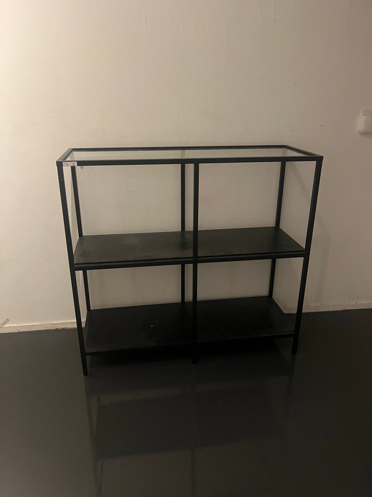 Zwart metalen rek met glazen bovenplaat, Ophalen, Met plank(en), Gebruikt, 100 tot 150 cm