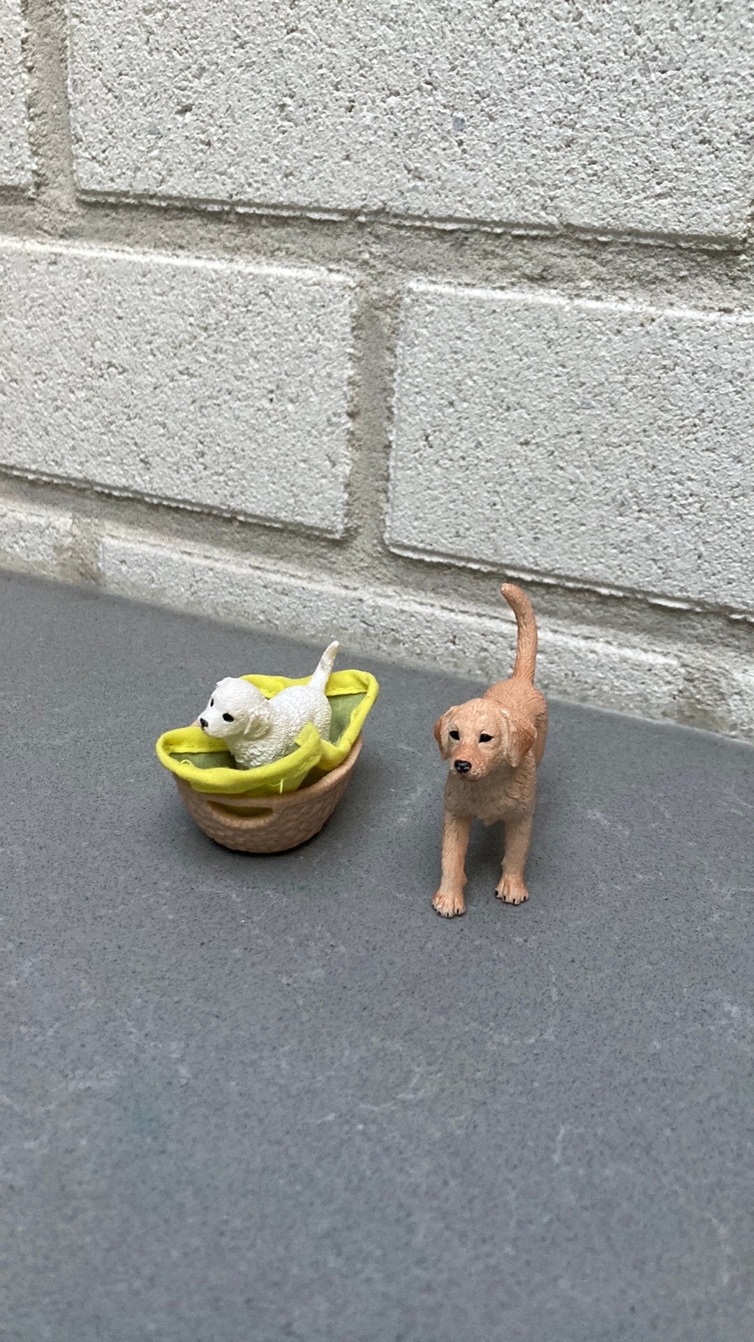 Hond en puppy in mand van Schleich, Verzamelen, Ophalen of Verzenden, Zo goed als nieuw, Figuurtje