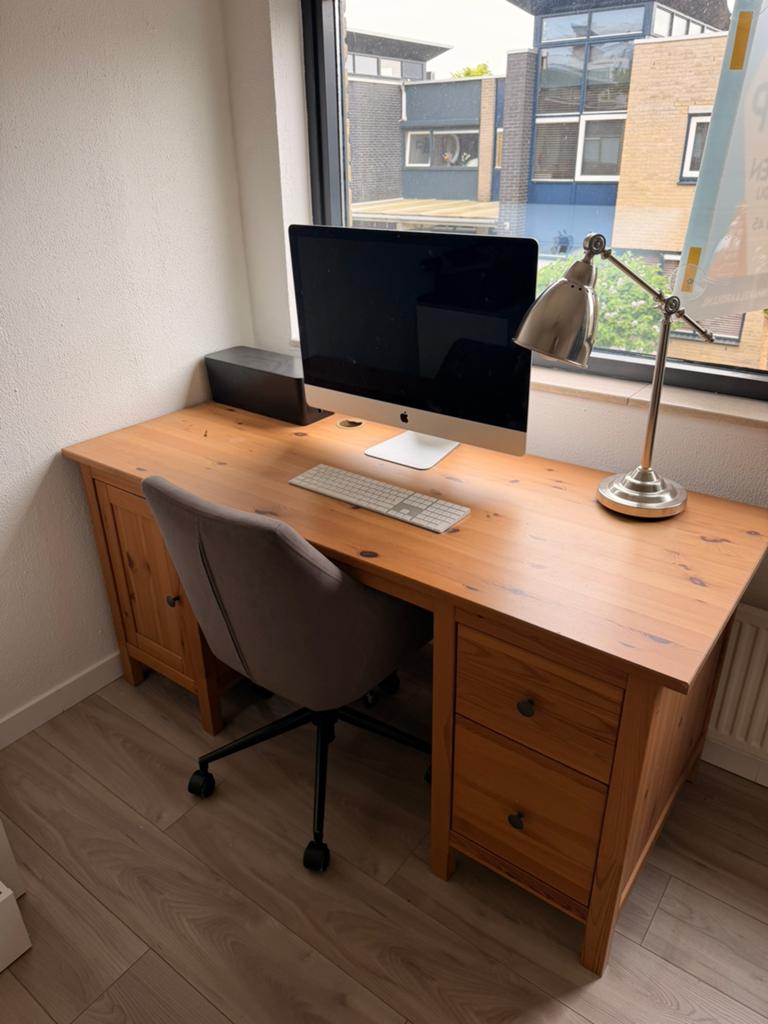 Houten bureau massief grenen, Ophalen, Zo goed als nieuw