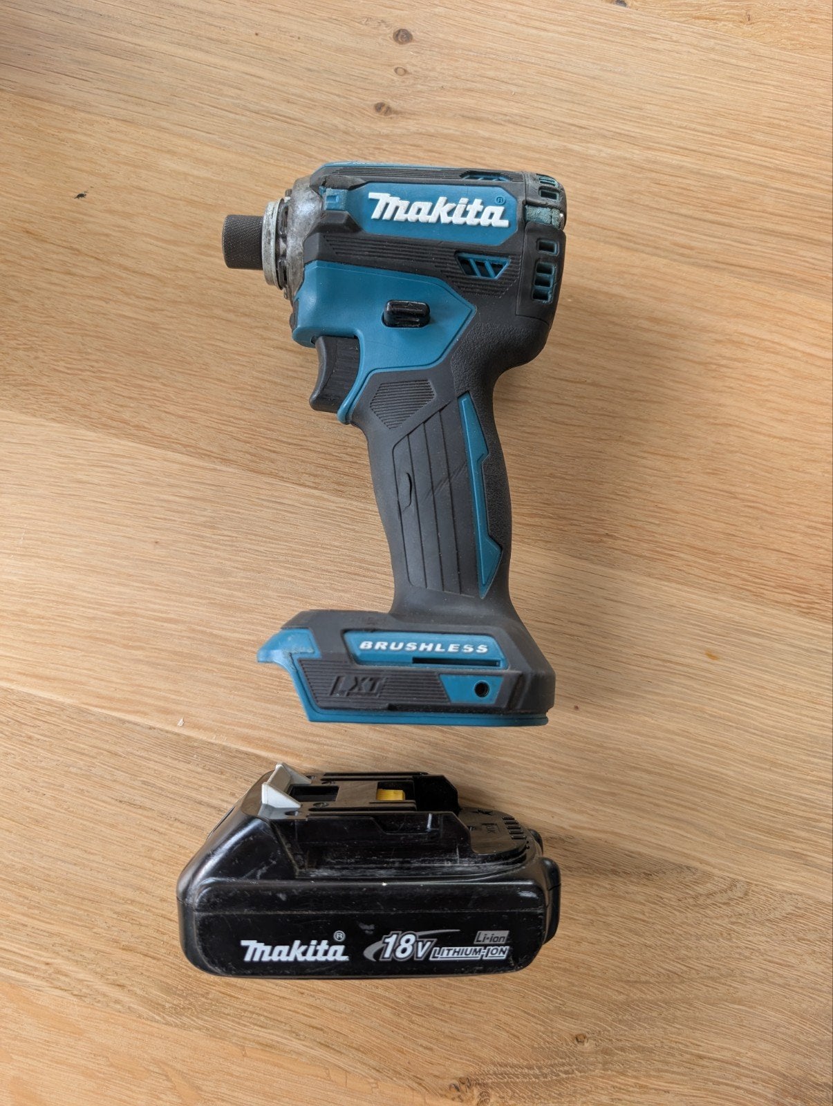 Makita DTD171 18V slagschroevendraaier met accu en systainer, Ophalen, Gebruikt, Boor- en Schroefmachine, Variabele snelheid