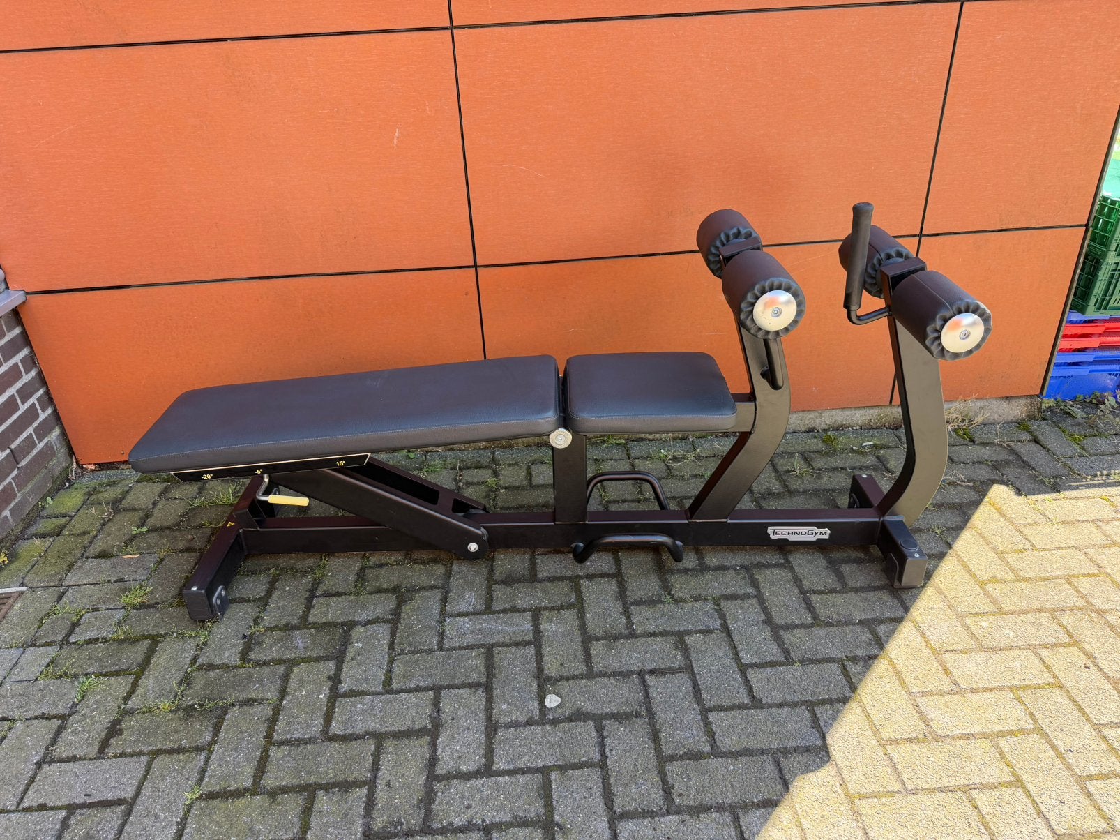 Technogym Pure Strength Adjustable Decline/Ab Crunch, Sport en Fitness, Fitnessmaterialen, Zo goed als nieuw, Fitnessbank, Ophalen