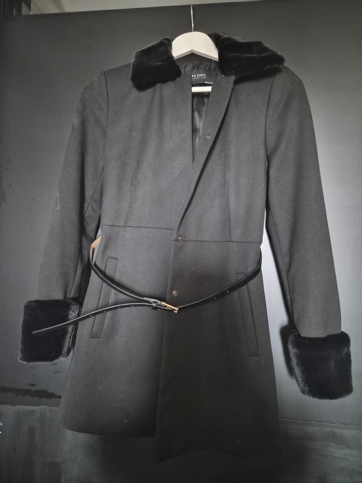 Zwarte Zara Basic jas met bontkraag en -manchetten, Zwart, Ophalen of Verzenden, Zo goed als nieuw, Maat 36 (S)