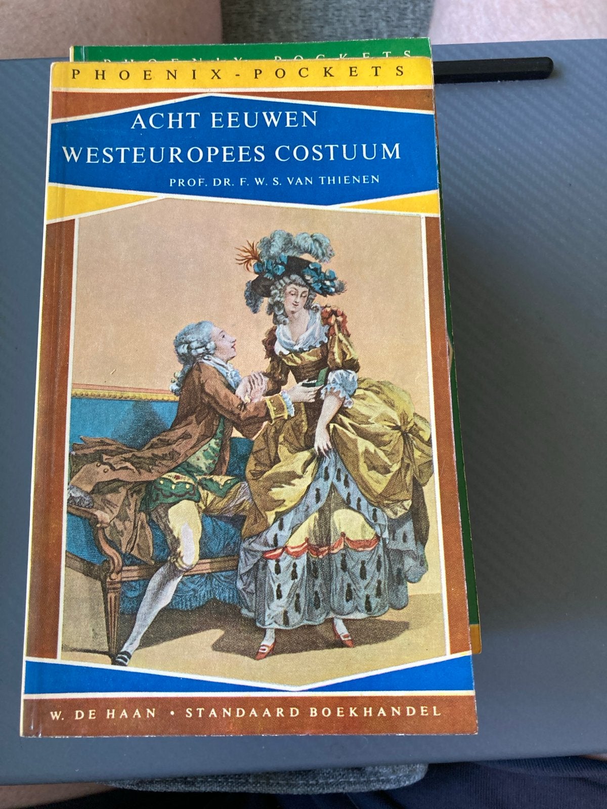 Acht Eeuwen Westeuropees Costuum - Prof. Dr. F.W.S. van Thie, Ophalen of Verzenden, Gelezen, Nederland