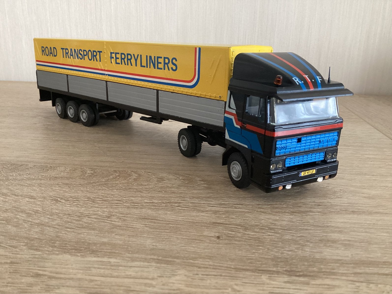2 X DAF 3300 kantel cabine Zwaailampen Antennes opleggers, Ophalen of Verzenden, Zo goed als nieuw, Bus of Vrachtwagen, Lion Toys