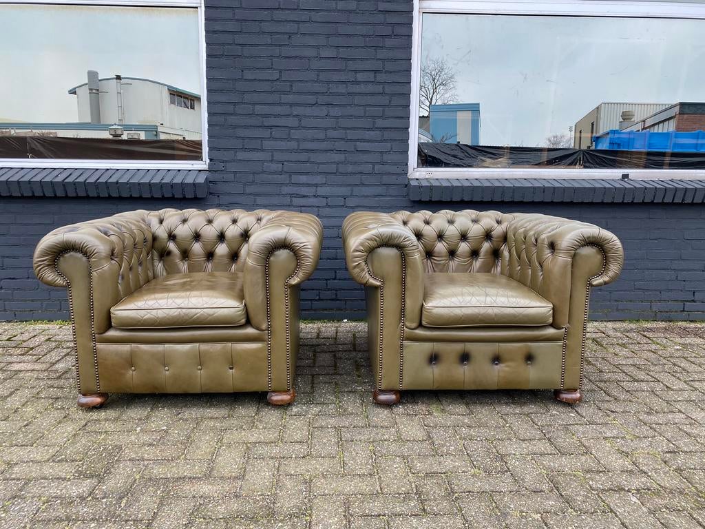 Twee Chesterfield club fauteuils olijf groen, Ophalen of Verzenden, Zo goed als nieuw, 75 tot 100 cm, Leer