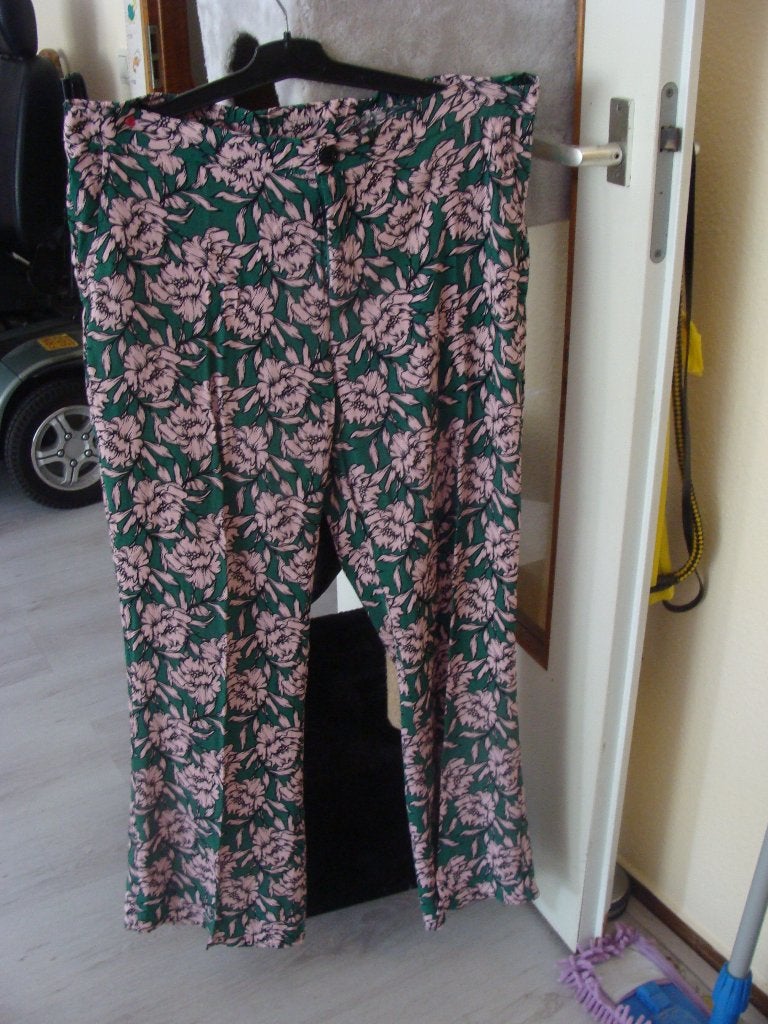 Te koop groen met rose bloemen lange broek L, Maat 42/44 (L), Nieuw, Ophalen of Verzenden, Lang