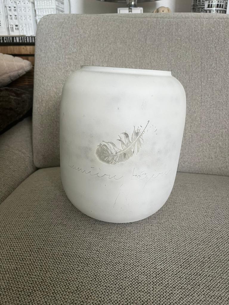 Te koop: Rivièra Maison windlicht/kandelaar/lumiére met veer, Overige materialen, Wit, Nieuw, Ophalen of Verzenden