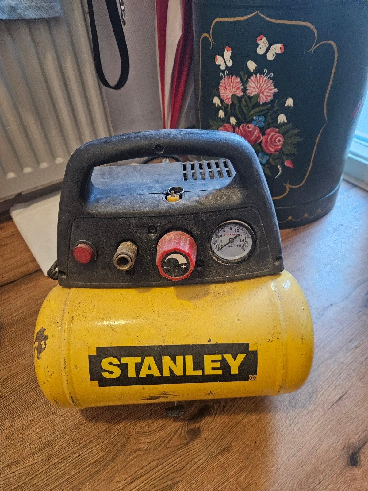 Stanley Compressor 1.5HP 6L 8Bar, Doe-het-zelf en Verbouw, Gebruikt, 6 tot 10 bar, Ophalen of Verzenden, Minder dan 200 liter/min