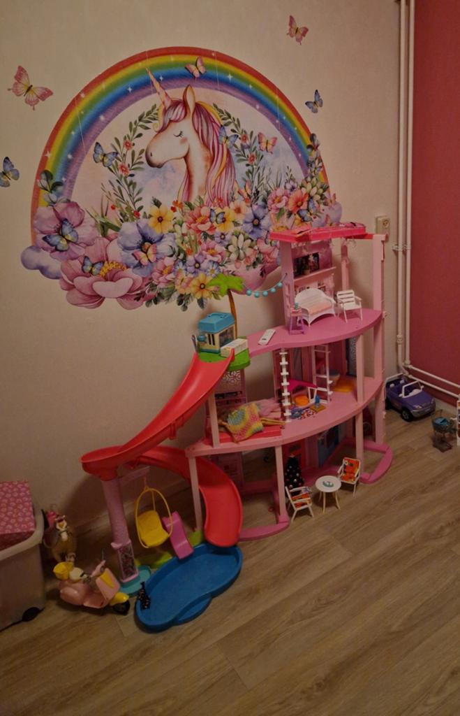 Barbie dreamhouse met groot zwembad en glijbaan., Ophalen, Gebruikt, Poppenhuis