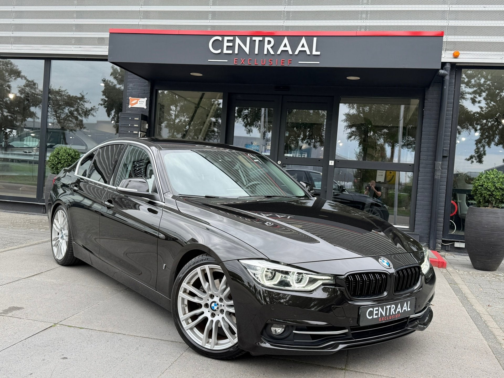 BMW 3-serie 330e High Exe Leder|Navi|252PK|PDC|HUD, Automaat, 1998 cc, Achterwielaandrijving, Gebruikt