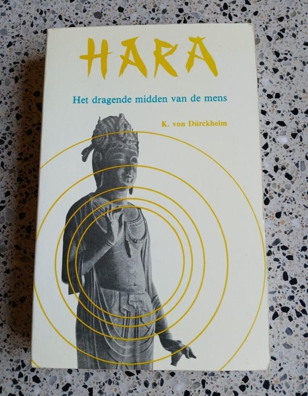 HARA: Het dragende midden van de mens - K. von Dürckheim PR, Boeken, Ophalen of Verzenden, Zo goed als nieuw
