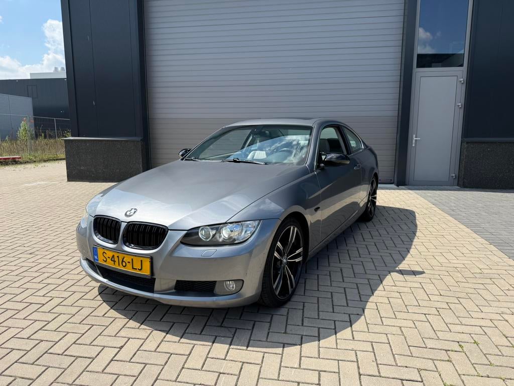 BMW 3-Serie - E92 - 325i Coupe AUT 2007 Grijs, Automaat, 745 kg, Achterwielaandrijving, 2497 cc